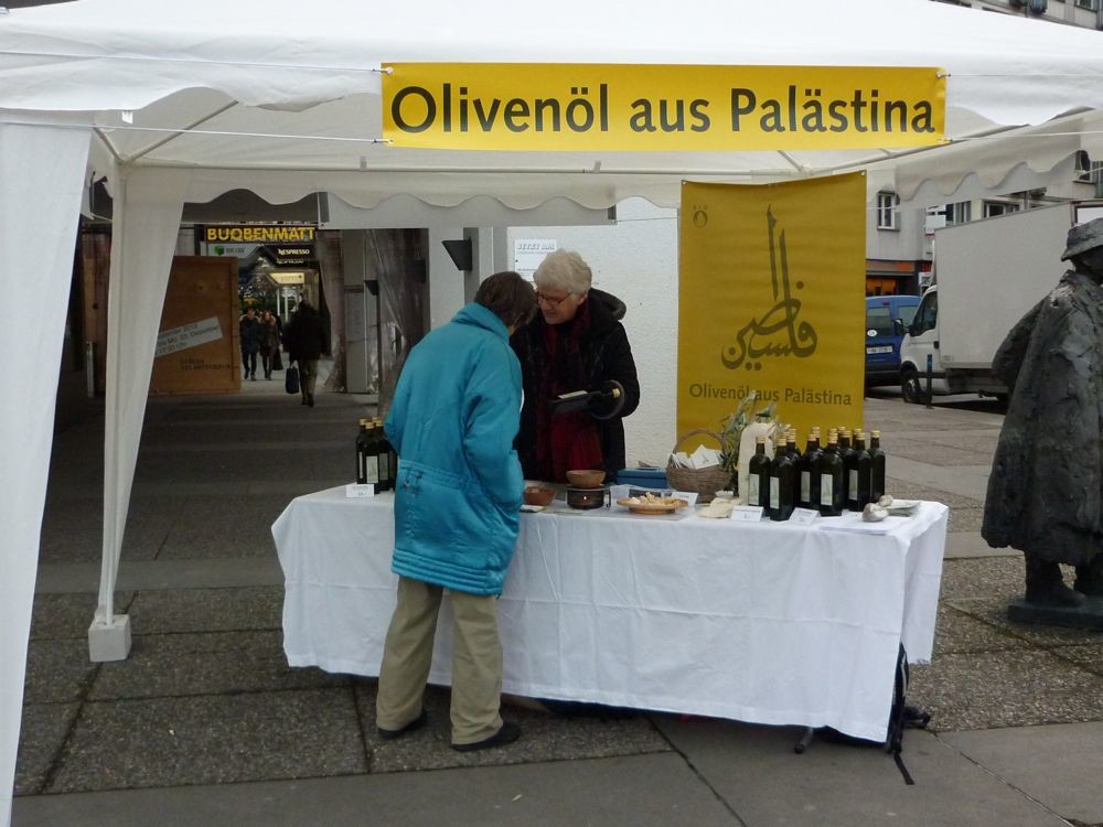 Der Erlös der Kampagne fördert den fairen Olivenöl-Handel und friedensstiftende Projekte.